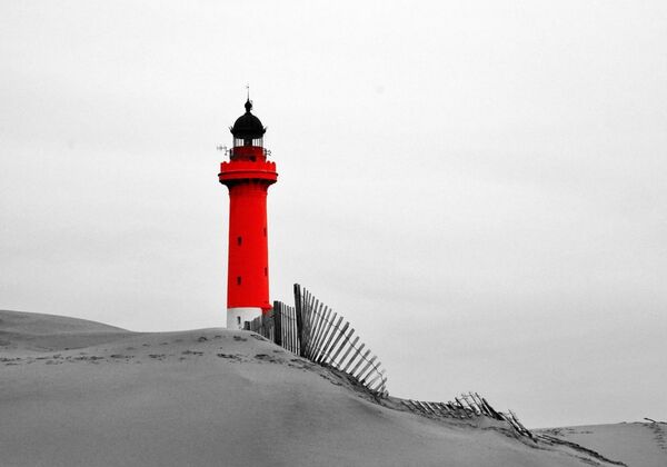 La verticalité rouge, tableau phare rouge sur une dune