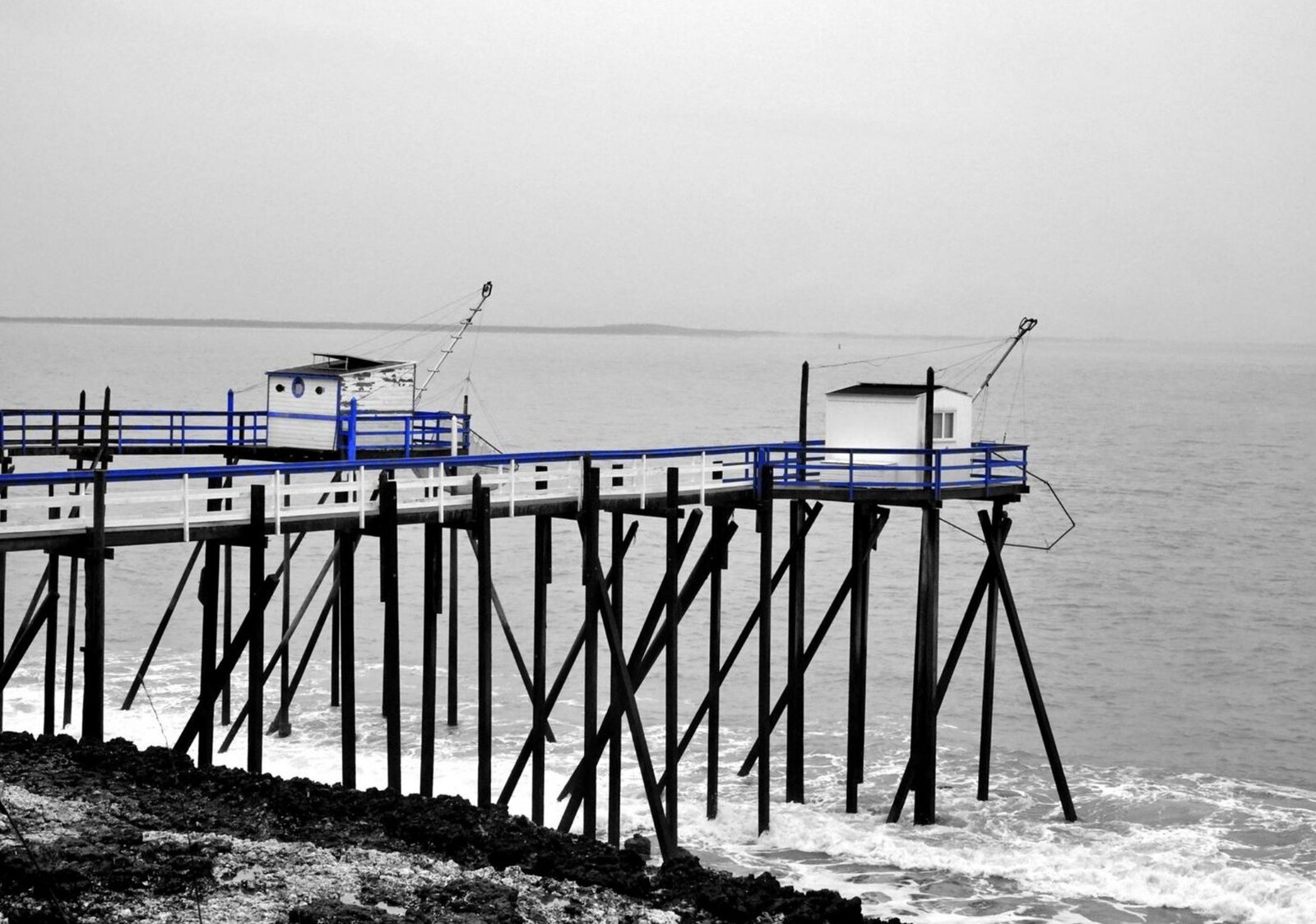 En Charente-Maritime, les carrelets attendent, tableau sur aluminium, aperçu dans un intérieur