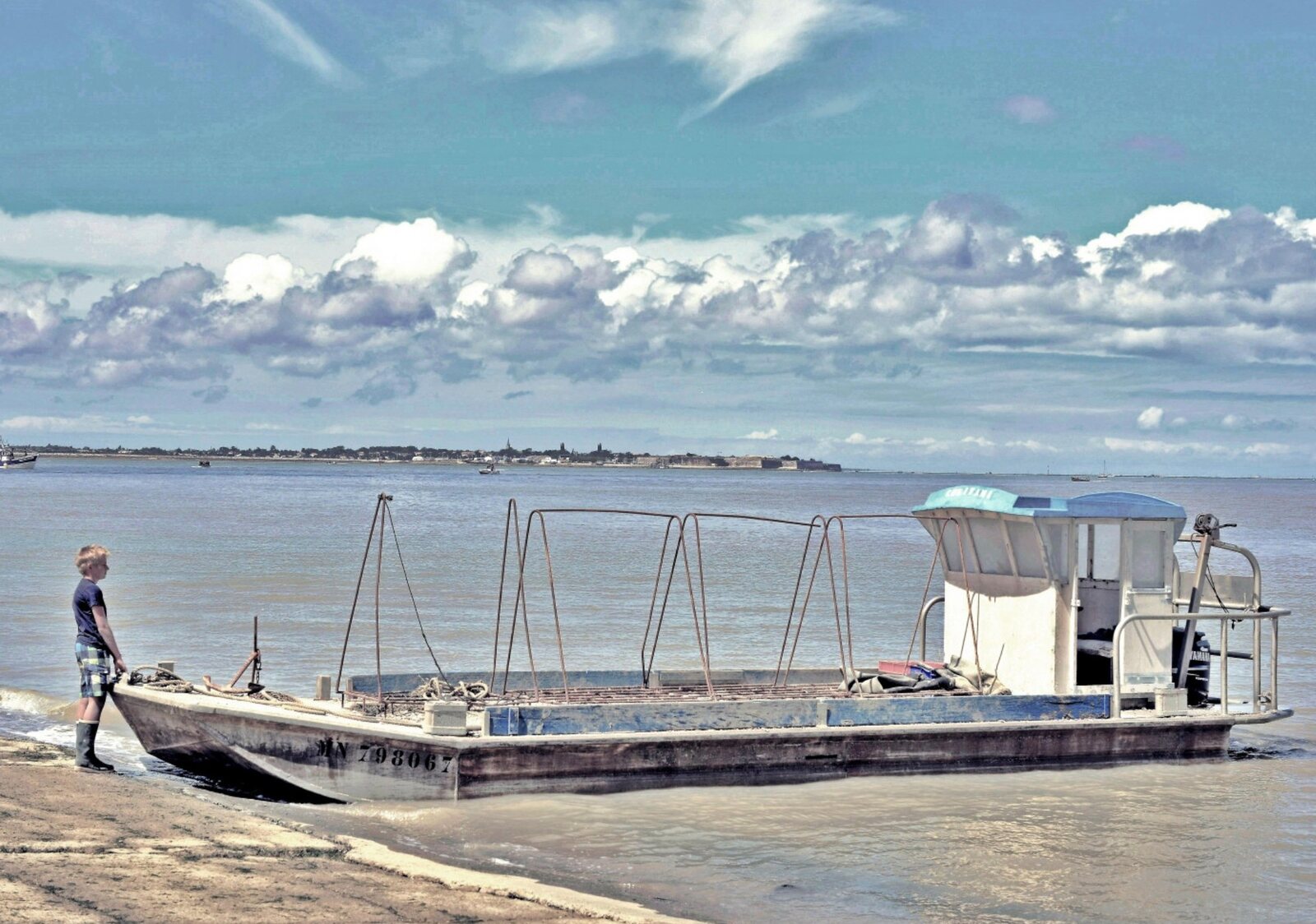 Le chaland au bord de l’eau, tableau sur aluminium, aperçu dans un intérieur