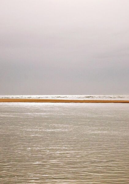 Ligne dorée entre ciel et eau, tableau horizon marin minimaliste