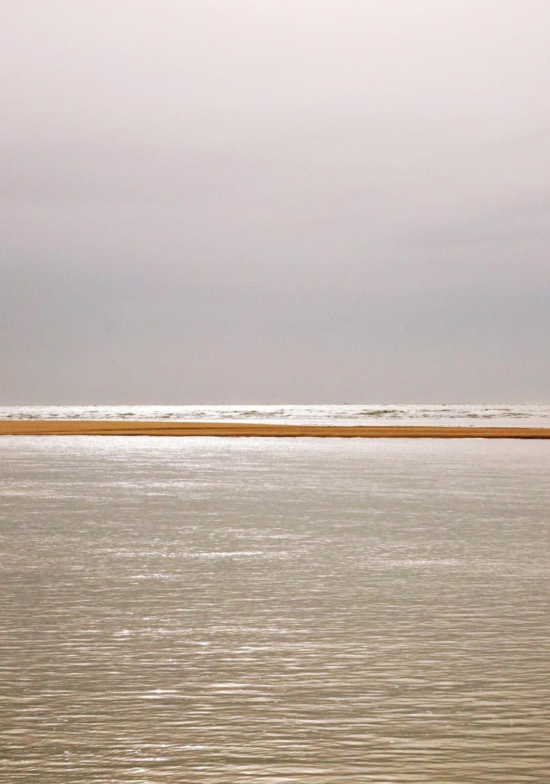 Ligne dorée entre ciel et eau, tableau sur aluminium, aperçu dans un intérieur