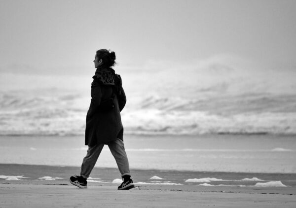 La marche silencieuse, tableau femme marchant sur la plage