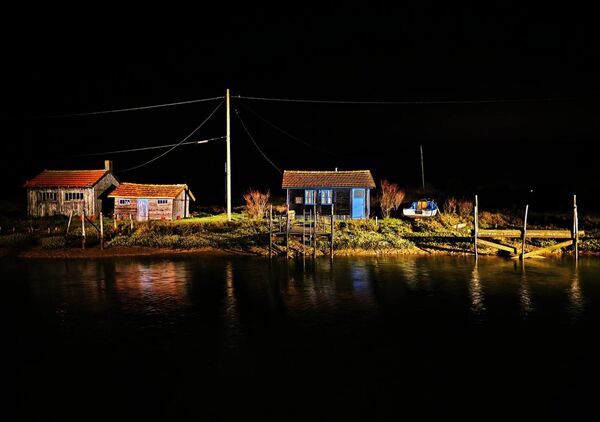 Dans la nuit du vieux port de La Tremblade, tableau cabanes du port la nuit