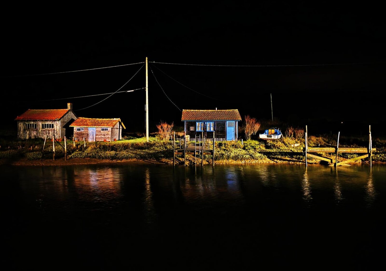 Dans la nuit du vieux port de La Tremblade, tableau sur aluminium, aperçu dans un intérieur