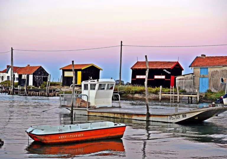 Le port de La Tremblade sous un ciel rose, tableau cabanes ostréicoles de La Tremblade, photographie de Fabrice Courtadon