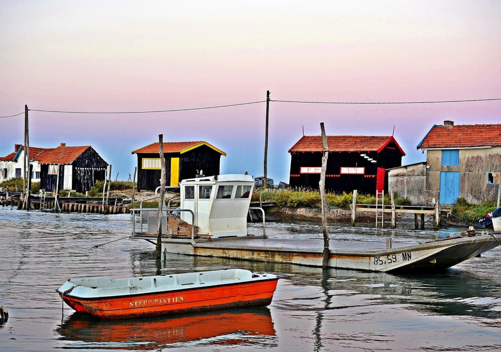 Le port de La Tremblade sous un ciel rose, tableau sur aluminium, aperçu dans un intérieur