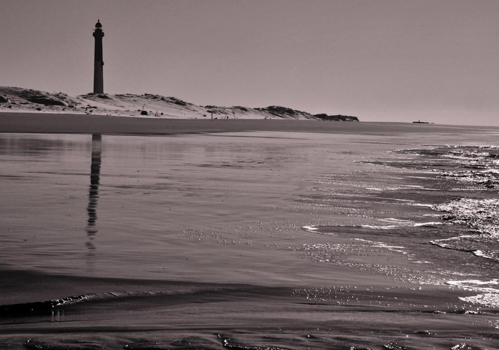 L’impermanence du phare charentais, tableau sur aluminium, aperçu dans un intérieur