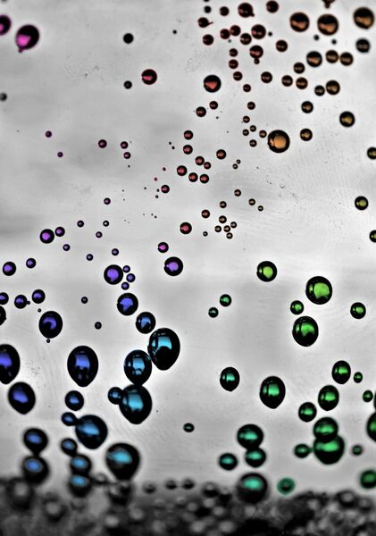 Gouttes colorées sur la vitre, tableau gouttes d’eau sur une vitre