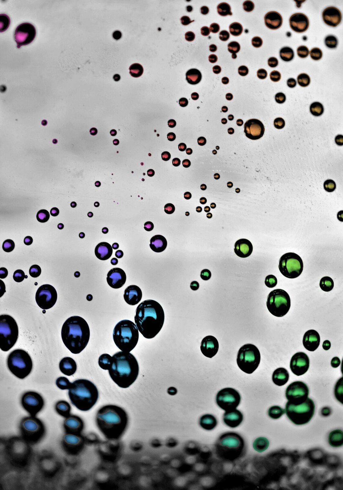 Gouttes colorées sur la vitre, tableau sur aluminium, aperçu dans un intérieur