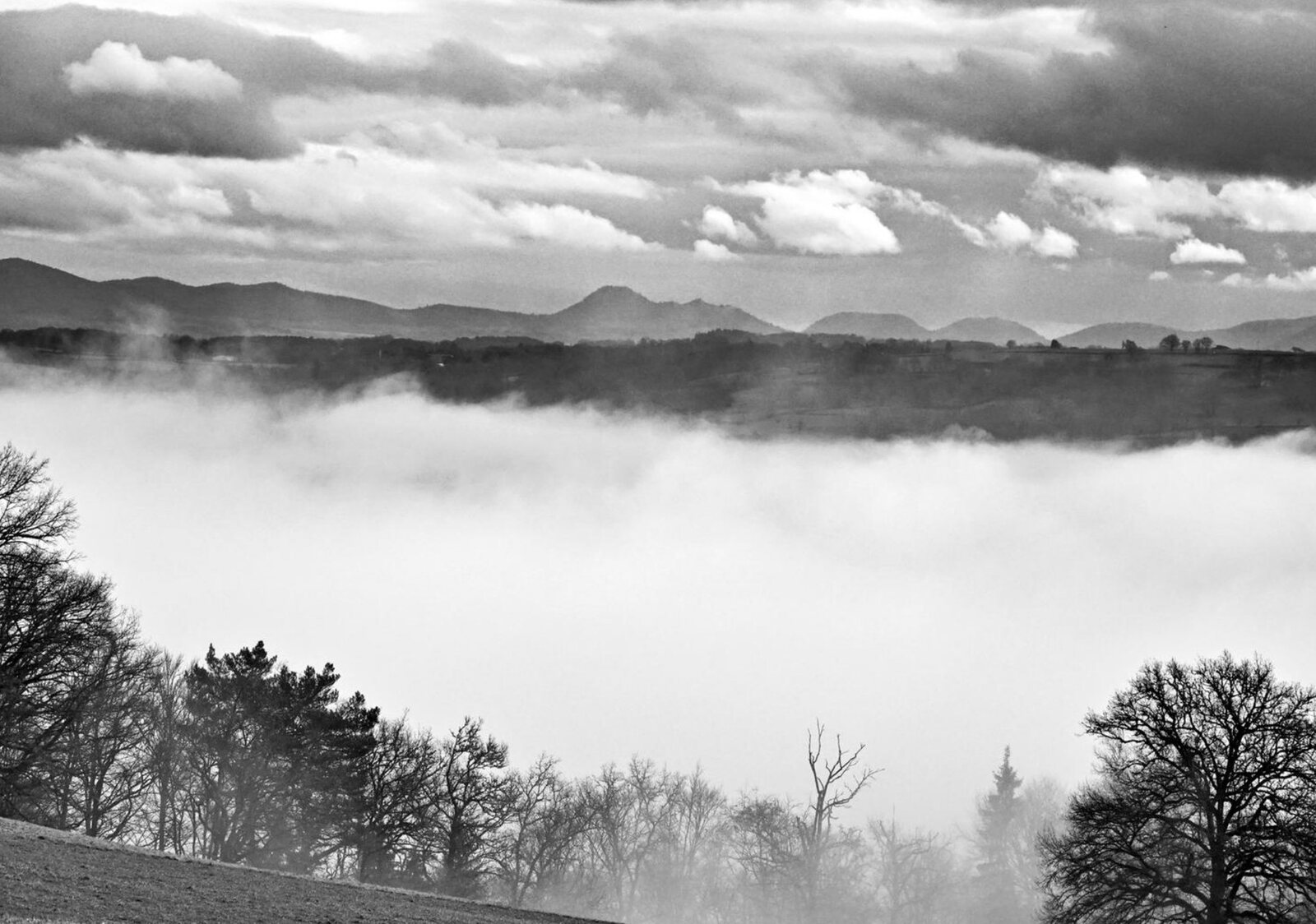 L’Auvergne en couches silencieuses, tableau sur aluminium, aperçu dans un intérieur