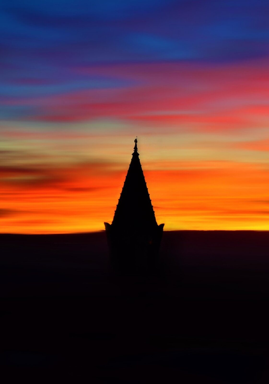 Clocher en silhouette au coucher du soleil, tableau sur aluminium, aperçu dans un intérieur