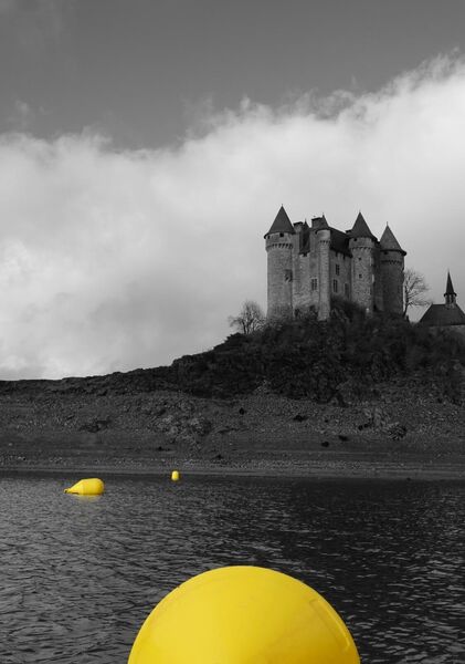 Entre bouées jaunes et pierres anciennes, tableau château de Val et bouées jaunes