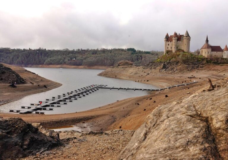 Au pied du château de Val, tableau château de Val, lac aux eaux basses, photographie de Fabrice Courtadon