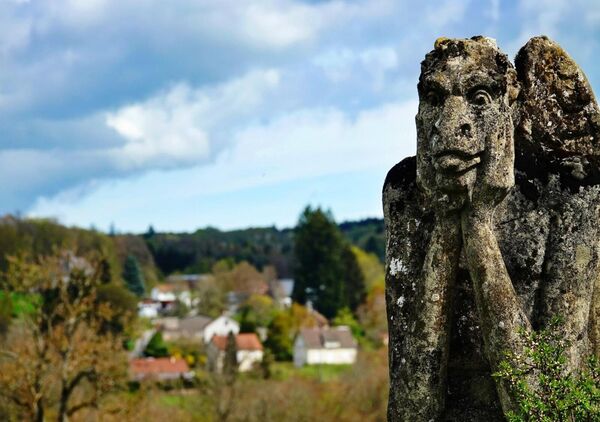 La nature observée devient miroir de nos choix, tableau sculpture de pierre et village