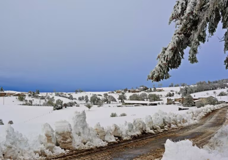 Le silence blanc, tableau hameau sous la neige, photographie de Fabrice Courtadon