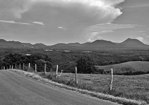 Cette route mène aux volcans et vous attend, tableau route vers les volcans en noir et blanc
