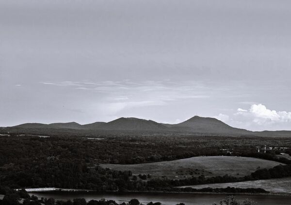 La stratigraphie du paysage, tableau collines et rivière en noir et blanc