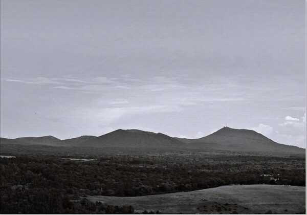 La chaîne des Puys sous un grand ciel, tableau chaîne des Puys en noir et blanc