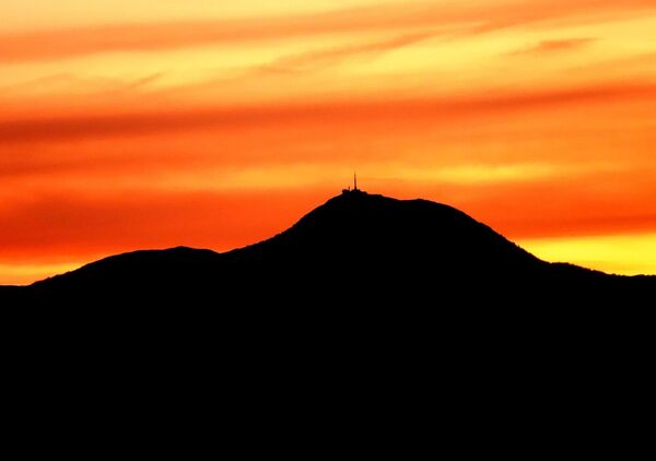 Le puy de Dôme en silhouette au couchant, tableau puy de Dôme au coucher du soleil