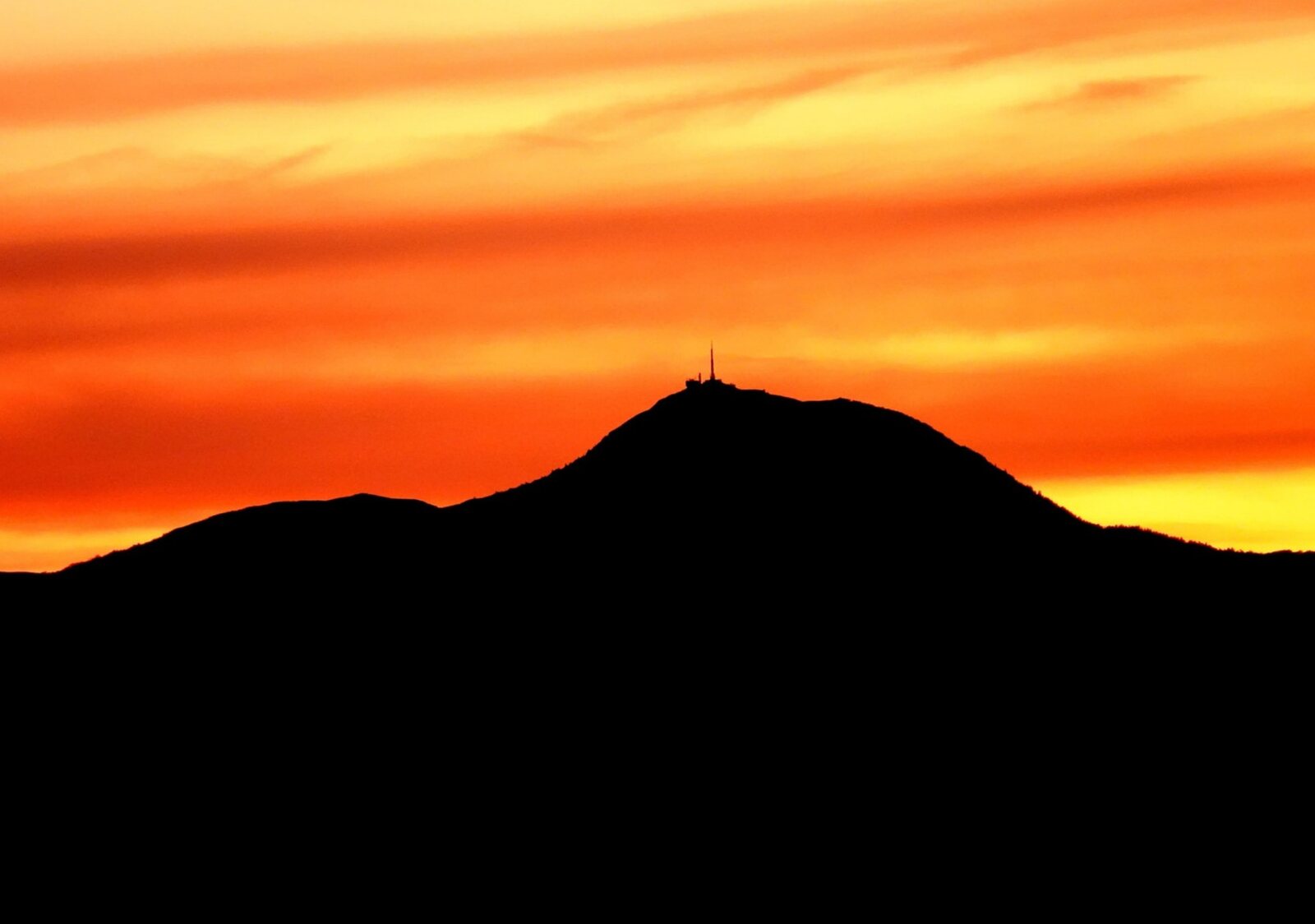 Le puy de Dôme en silhouette au couchant, tableau sur aluminium, aperçu dans un intérieur