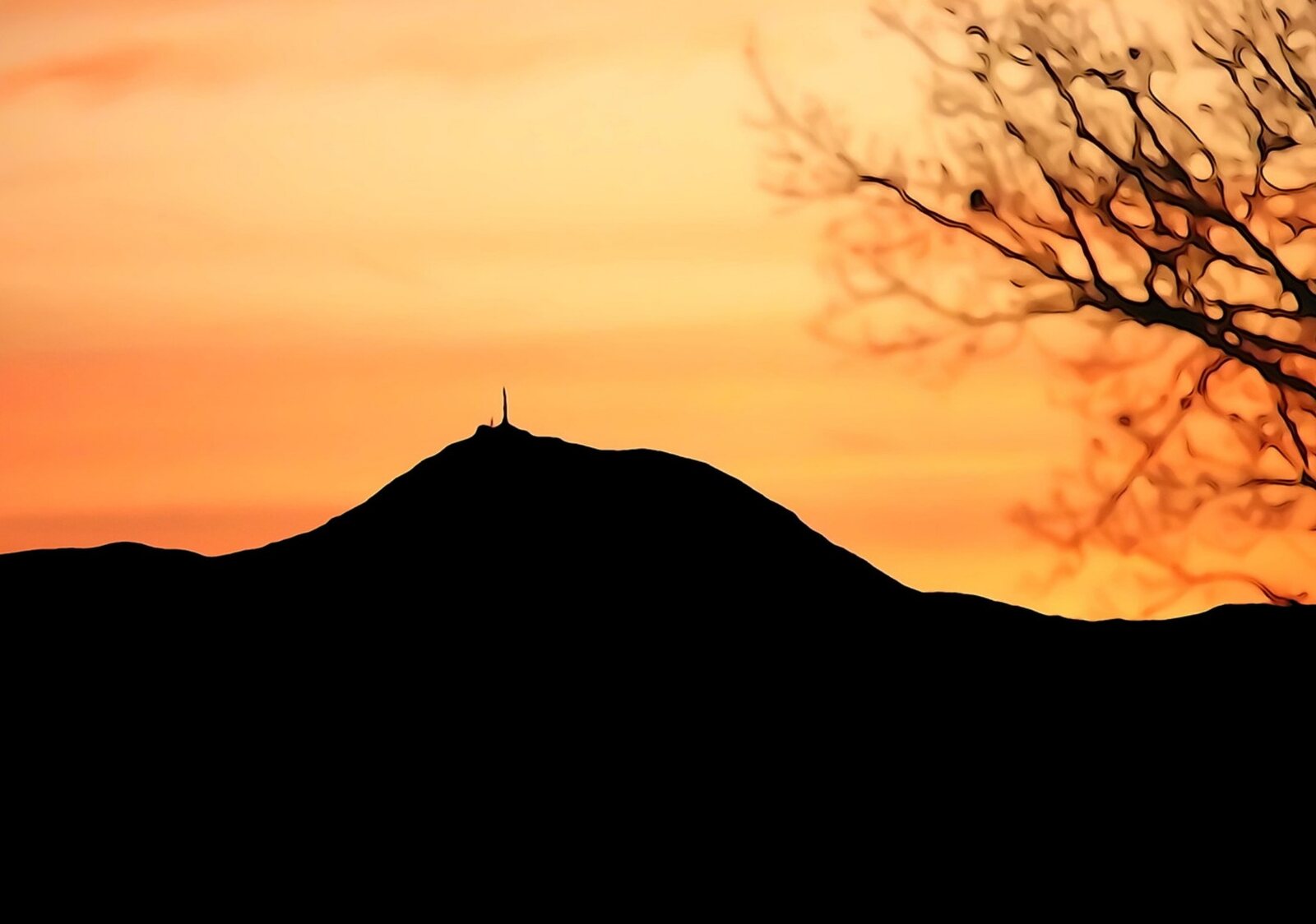 Un puy en silhouette sur le ciel orange, tableau sur aluminium, aperçu dans un intérieur