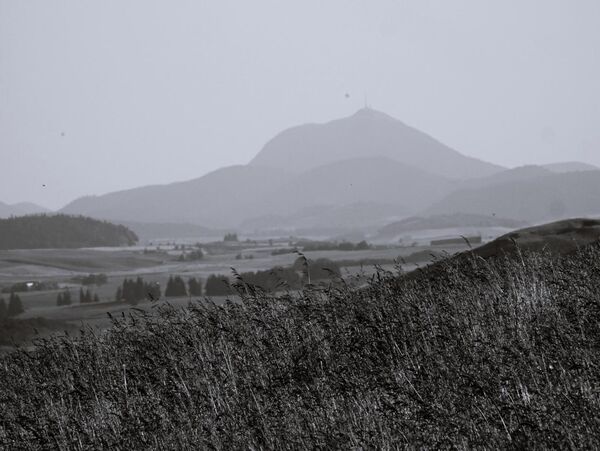 Les paysages auvergnats, une responsabilité collective, tableau volcan d’Auvergne dans la brume