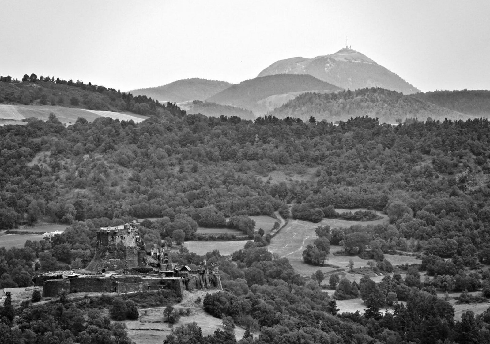 Murol et le puy de Dôme, tableau sur aluminium, aperçu dans un intérieur