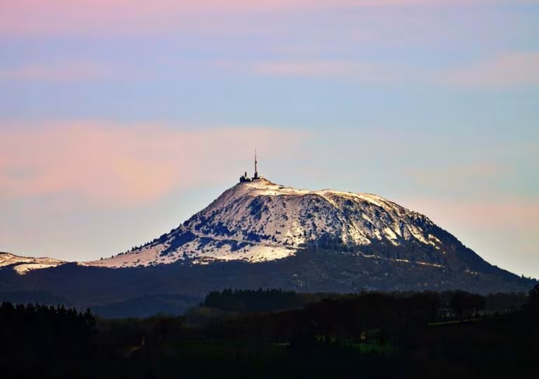 Le puy de Dôme enneigé sous un ciel rose, tableau puy de Dôme enneigé, photographie de Fabrice Courtadon