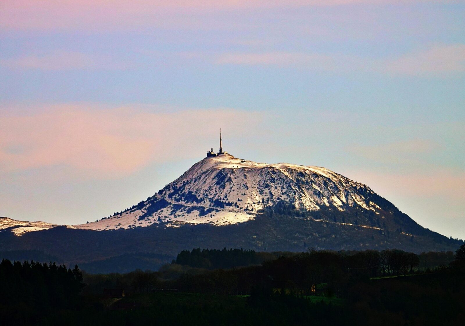 Le puy de Dôme enneigé sous un ciel rose, photographie de Fabrice Courtadon