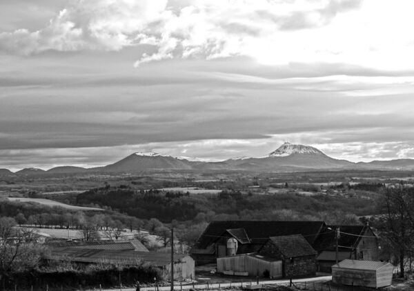 Le puy de Dôme au-dessus des toits, tableau puy de Dôme en noir et blanc