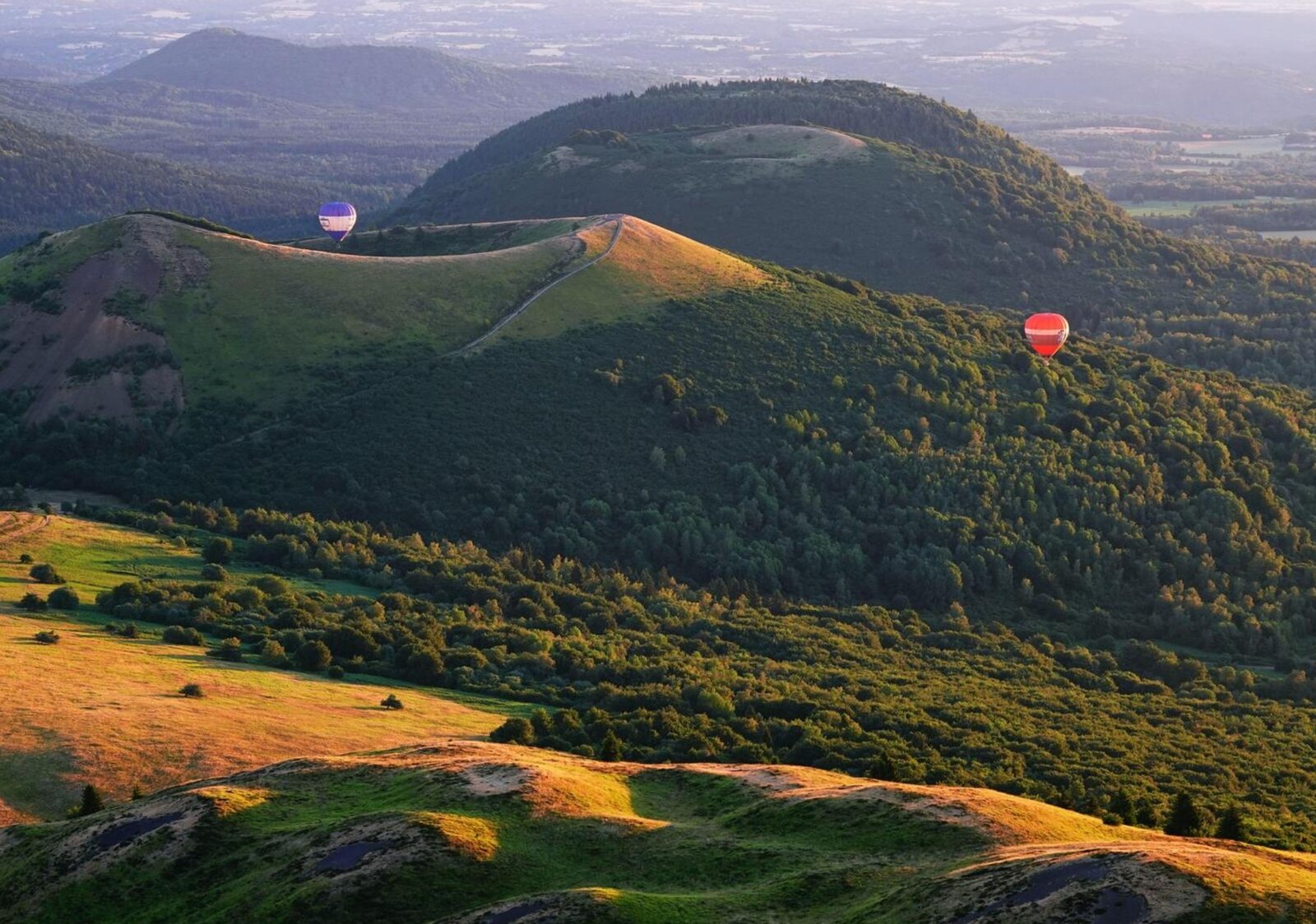 Quand l’Auvergne s’embrase de lumière, tableau sur aluminium, aperçu dans un intérieur