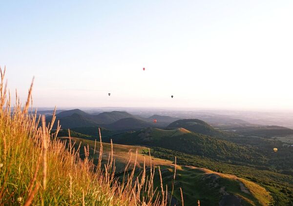 L’Auvergne UNESCO, tableau chaîne des Puys et montgolfières