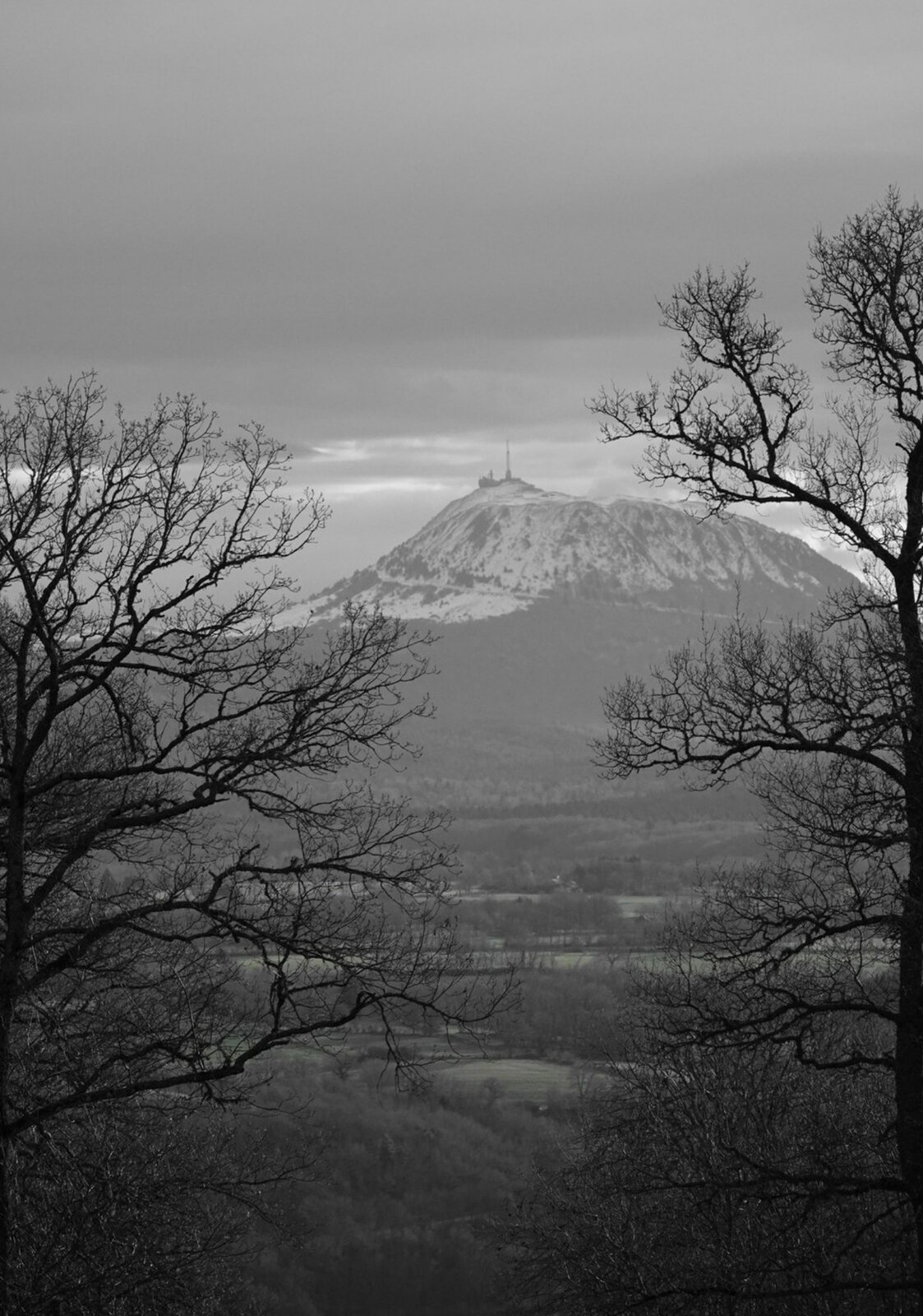 Le puy de Dôme dans une trouée de lumière, tableau sur aluminium, aperçu dans un intérieur