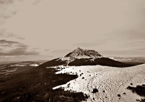 Le puy de Dôme depuis une pente enneigée, tableau puy de Dôme enneigé en sépia