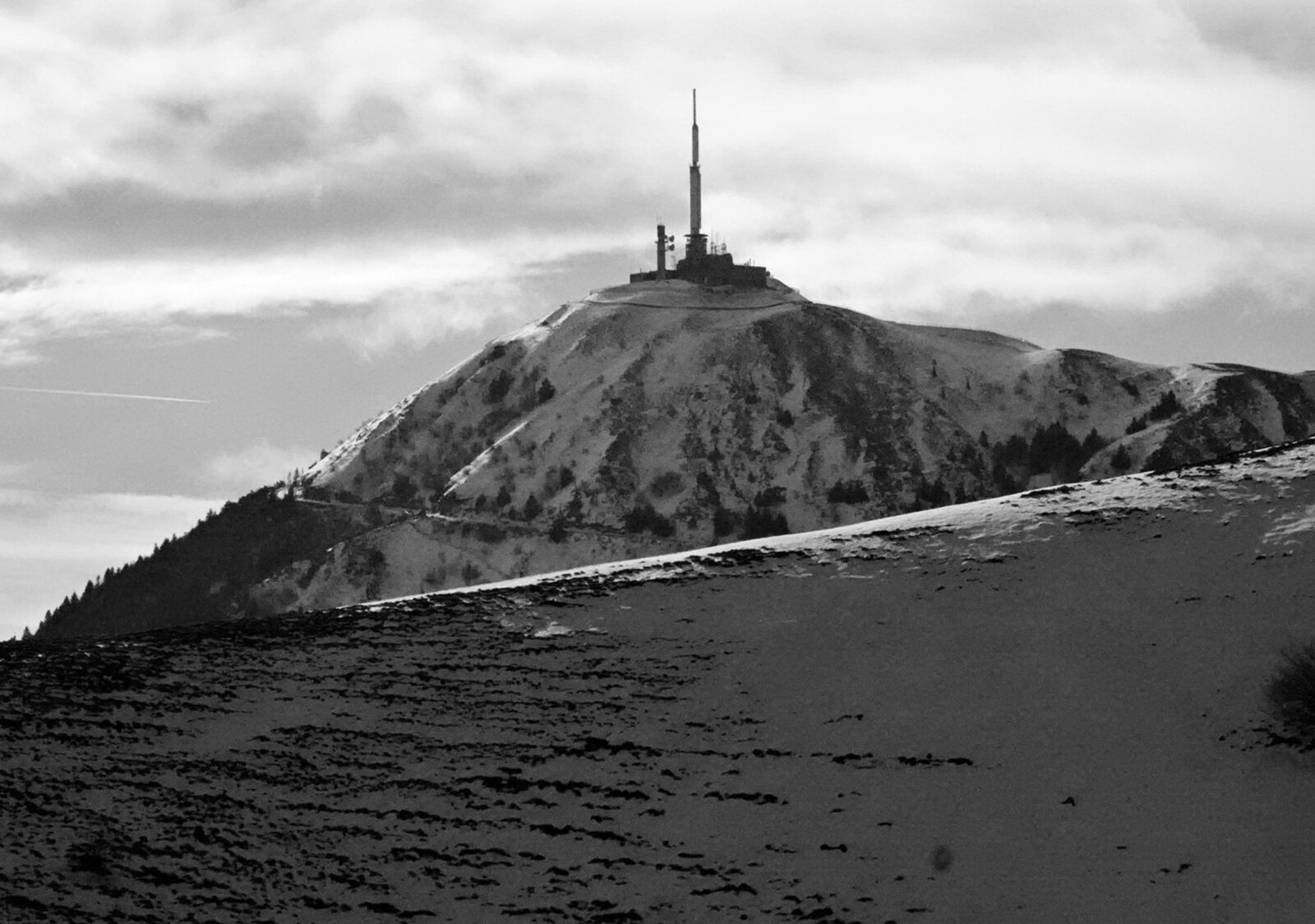 Le sommet du puy de Dôme et son antenne, tableau sur aluminium, aperçu dans un intérieur
