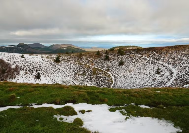 Le cratère sous la neige, tableau cratère de volcan enneigé, photographie de Fabrice Courtadon