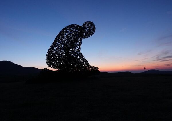 S’incliner pour la terre, tableau Géant du souffle au crépuscule