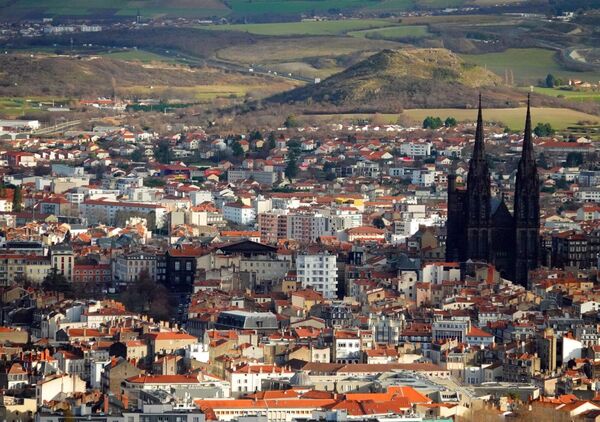 Flèches gothiques et collines verdoyantes, tableau cathédrale de Clermont-Ferrand