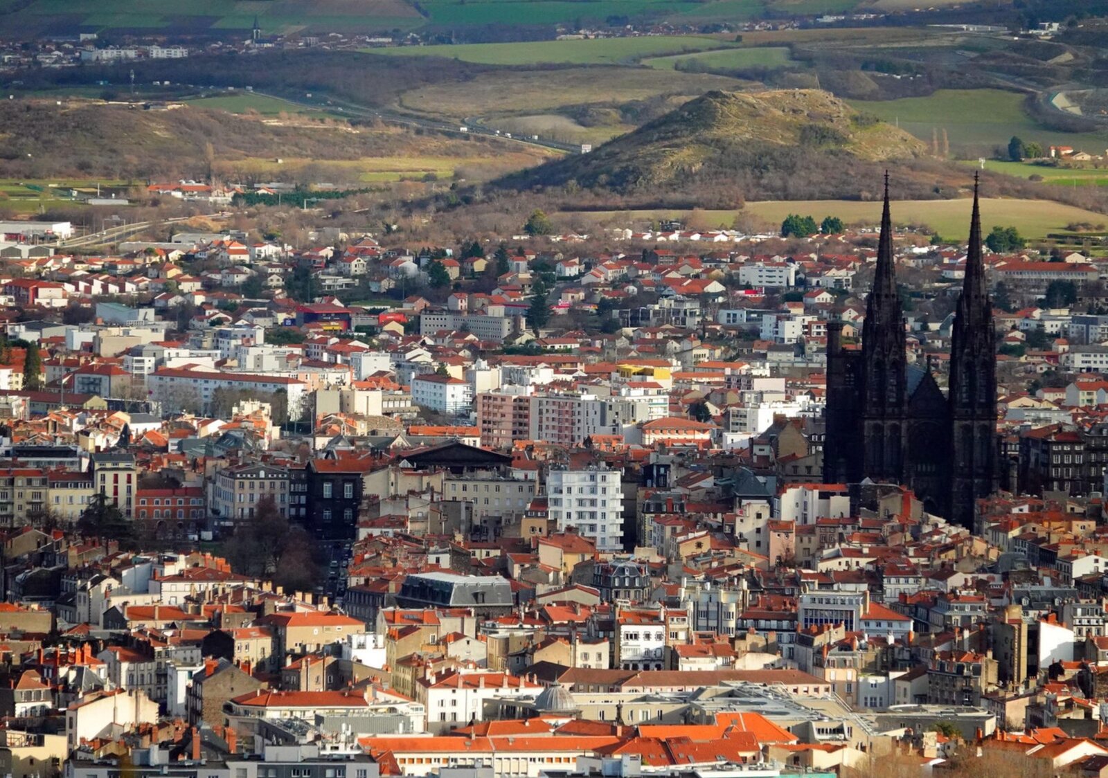Flèches gothiques et collines verdoyantes, tableau sur aluminium, aperçu dans un intérieur