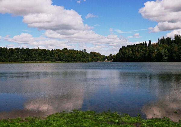 La mesure du silence, tableau lac sous les nuages
