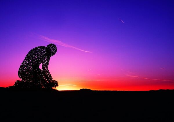 Se recueillir, tableau sculpture sous un ciel violet