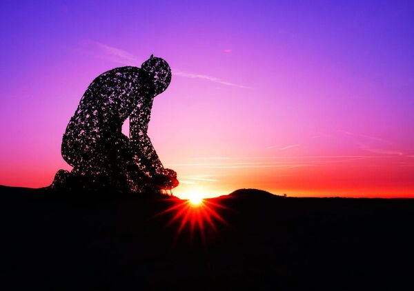 Nature → regard → émotion → introspection → apaisement, tableau sculpture et soleil couchant violet
