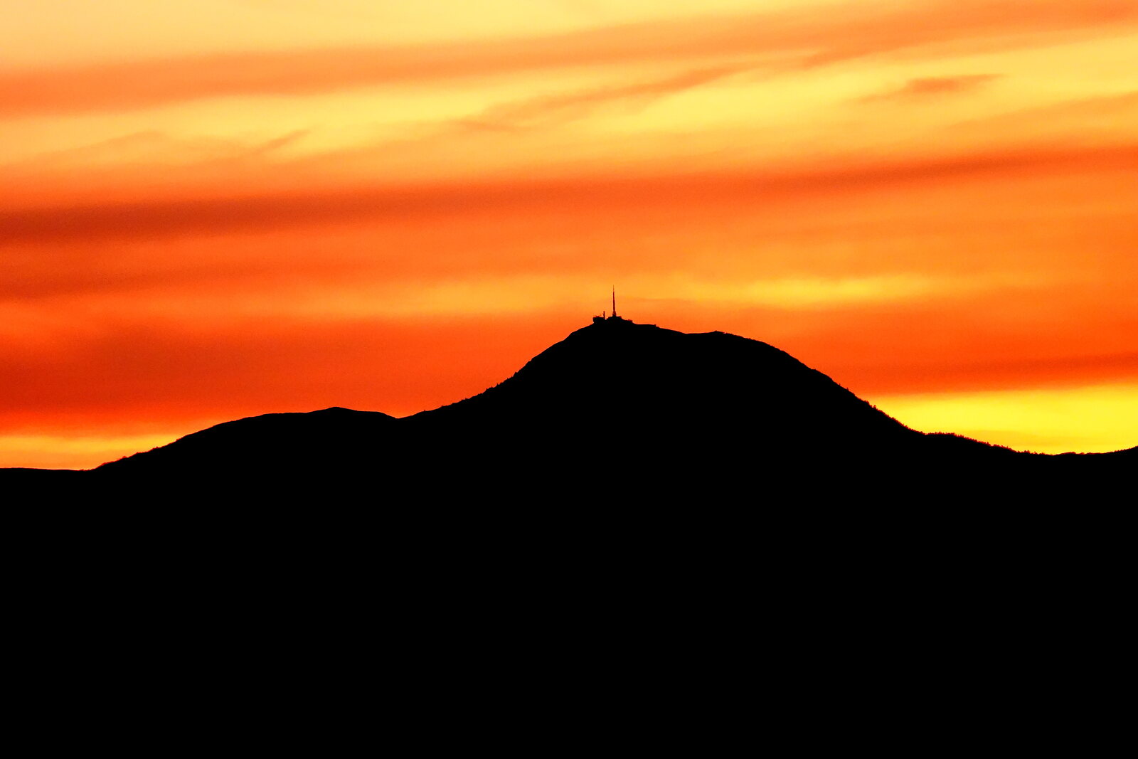 Le puy de Dôme en silhouette au couchant, photographie sur toile ou en affiche encadrée, aperçu dans un intérieur