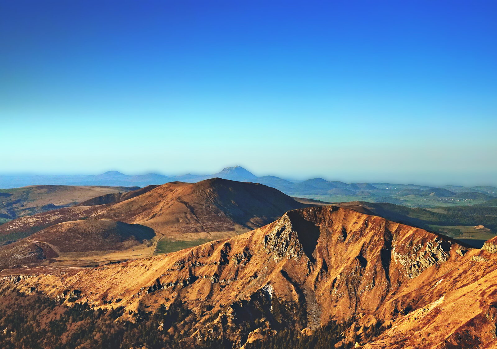 Le massif du Sancy en lumière dorée, photographie sur toile ou en affiche encadrée, aperçu dans un intérieur