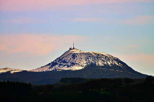 Le puy de Dôme enneigé sous un ciel rose, tableau puy de Dôme enneigé