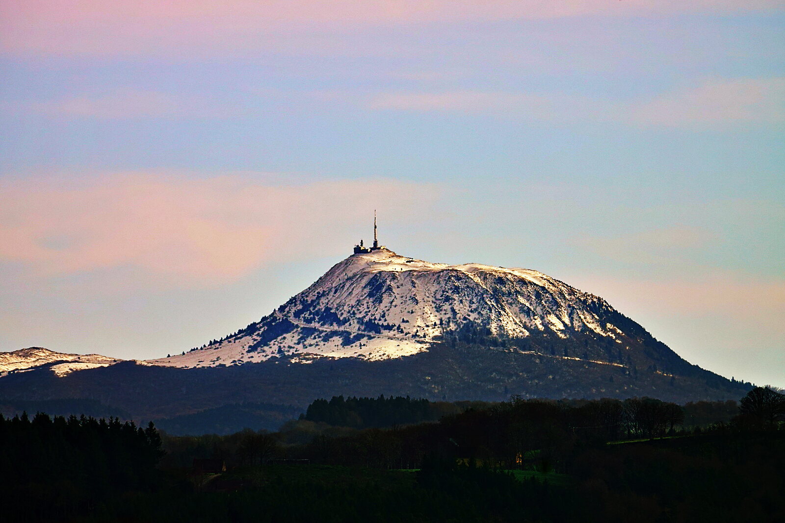 Le puy de Dôme enneigé sous un ciel rose, photographie sur toile ou en affiche encadrée, aperçu dans un intérieur