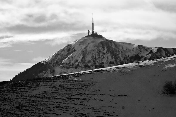 Le sommet du puy de Dôme et son antenne, tableau sommet du puy de Dôme enneigé