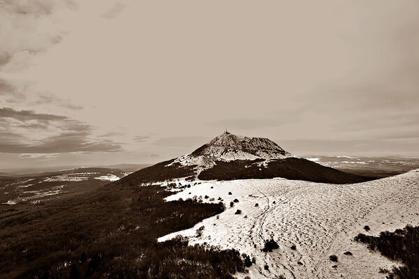 Le puy de Dôme depuis une pente enneigée, tableau puy de Dôme enneigé en sépia