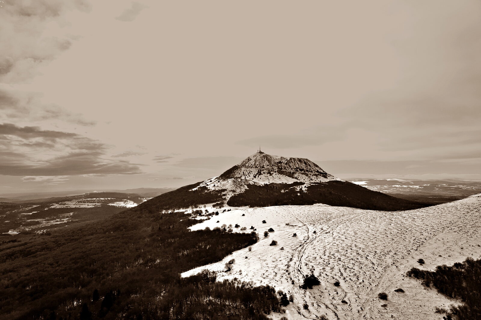 Le puy de Dôme depuis une pente enneigée, photographie sur toile ou en affiche encadrée, aperçu dans un intérieur