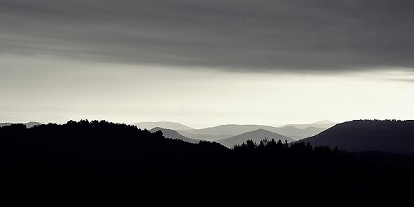 Entre nuit et jour, tableau montagnes au crépuscule en noir et blanc